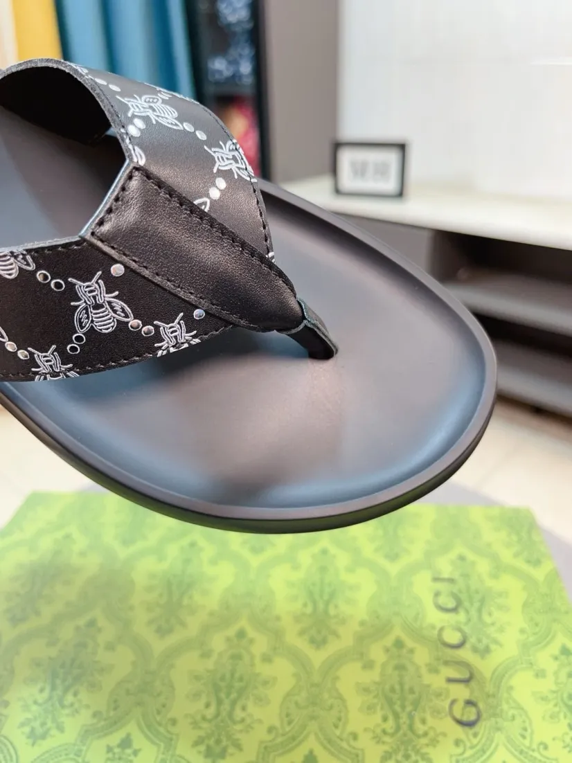 Men's shoes 💰260🌹🌹 (gucci-Gucci) New men's slippers, high-end boutique, made of cowhide, with exquisite embossed logo decoration on the upper, fine workmanship, super soft soles, casual, loose and comfortable, a must-have in summer! \nsize：38-44